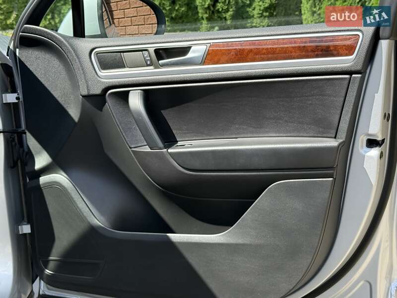 Внедорожник / Кроссовер Volkswagen Touareg 2013 в Ровно