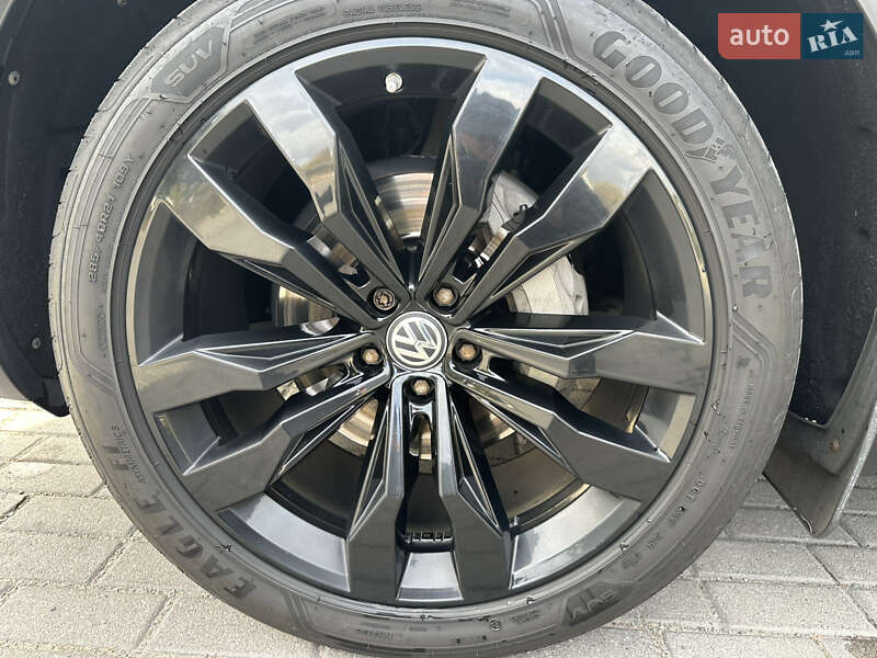 Позашляховик / Кросовер Volkswagen Touareg 2019 в Дніпрі