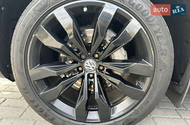 Внедорожник / Кроссовер Volkswagen Touareg 2019 в 