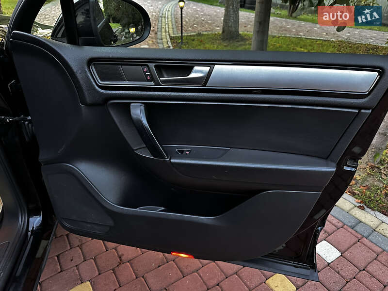 Позашляховик / Кросовер Volkswagen Touareg 2011 в Хусті