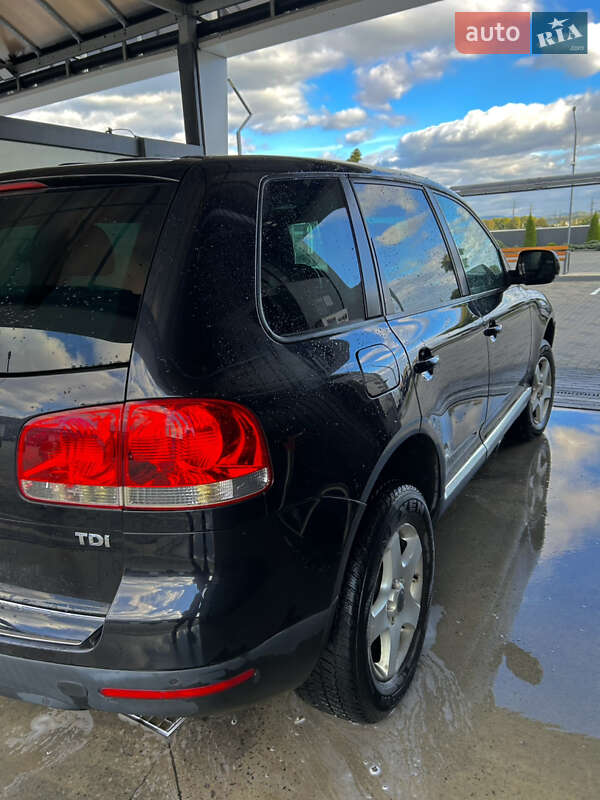 Внедорожник / Кроссовер Volkswagen Touareg 2004 в Хусте