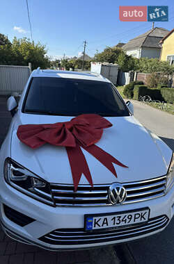 Внедорожник / Кроссовер Volkswagen Touareg 2015 в Ужгороде