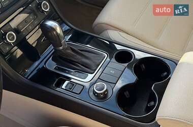 Внедорожник / Кроссовер Volkswagen Touareg 2012 в 