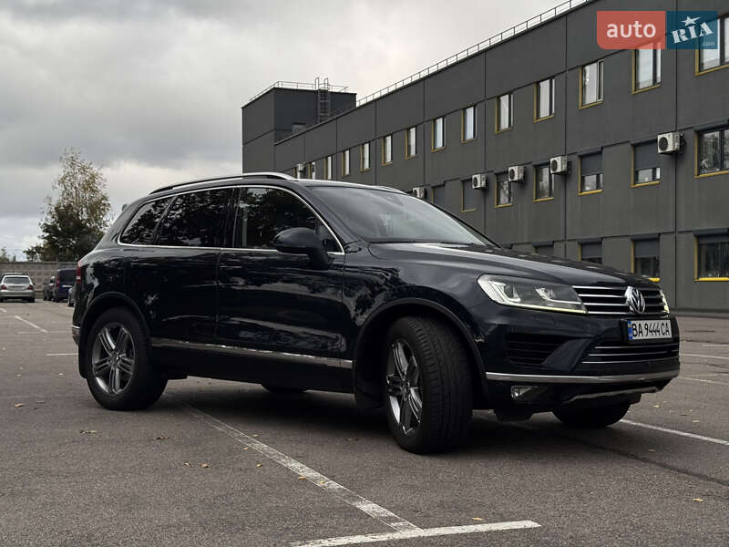 Позашляховик / Кросовер Volkswagen Touareg 2016 в Києві