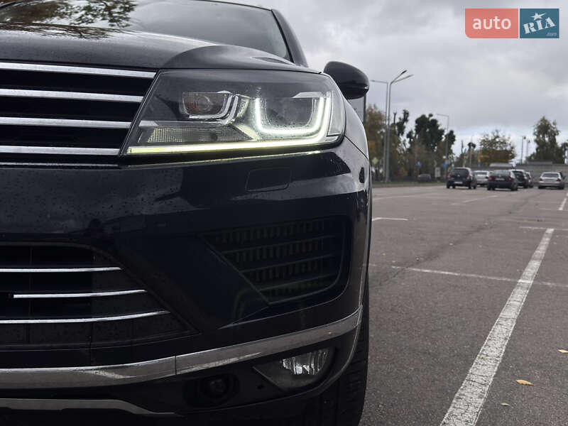 Позашляховик / Кросовер Volkswagen Touareg 2016 в Києві
