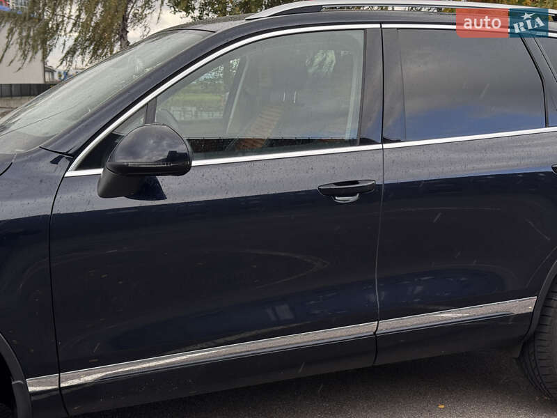 Позашляховик / Кросовер Volkswagen Touareg 2016 в Києві