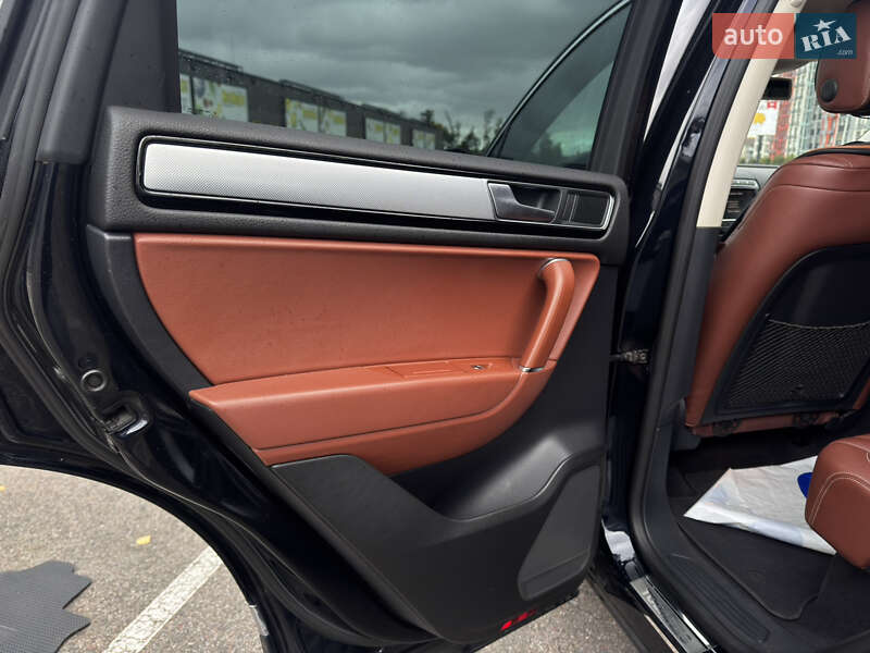 Позашляховик / Кросовер Volkswagen Touareg 2016 в Києві