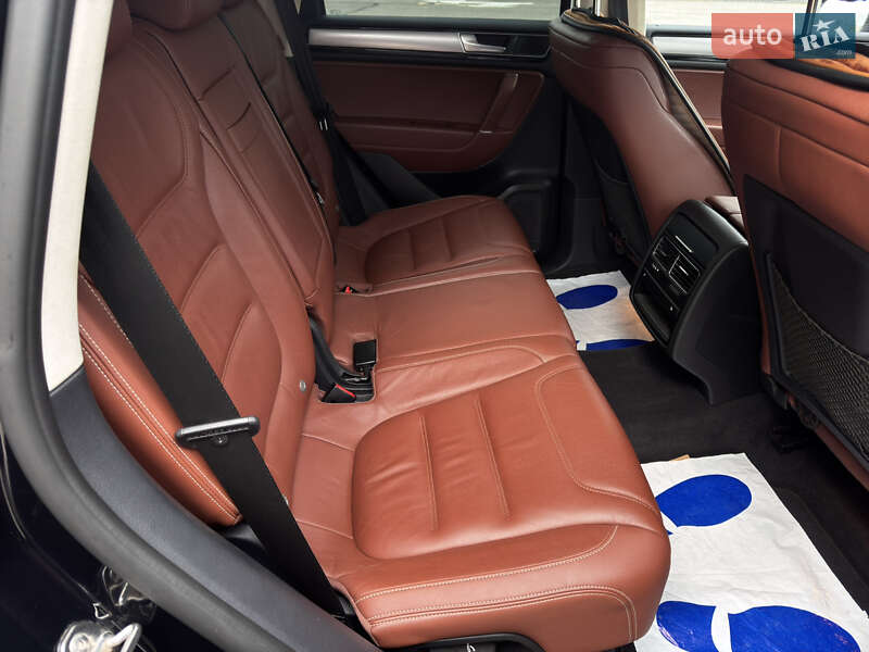 Позашляховик / Кросовер Volkswagen Touareg 2016 в Києві
