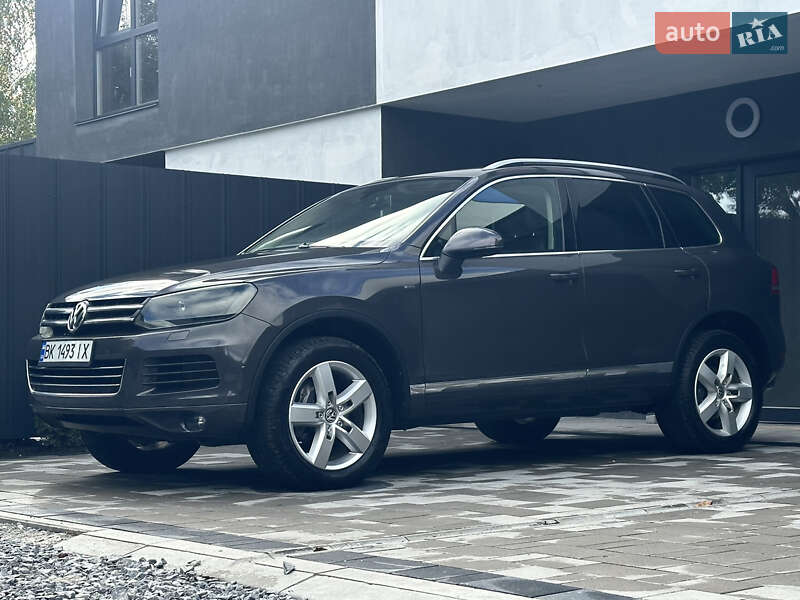 Внедорожник / Кроссовер Volkswagen Touareg 2011 в Ровно