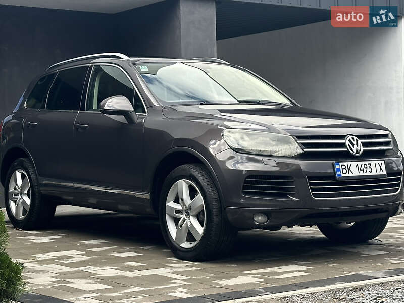 Внедорожник / Кроссовер Volkswagen Touareg 2011 в Ровно