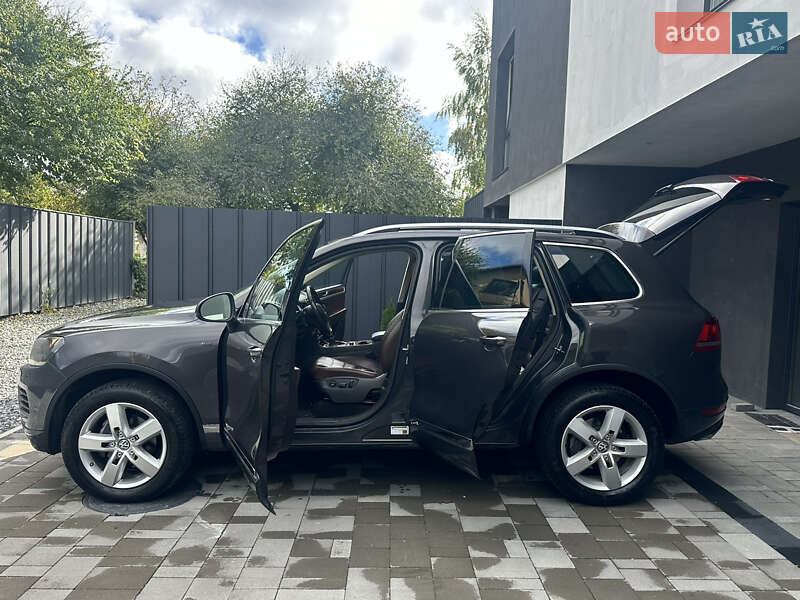 Внедорожник / Кроссовер Volkswagen Touareg 2011 в Ровно