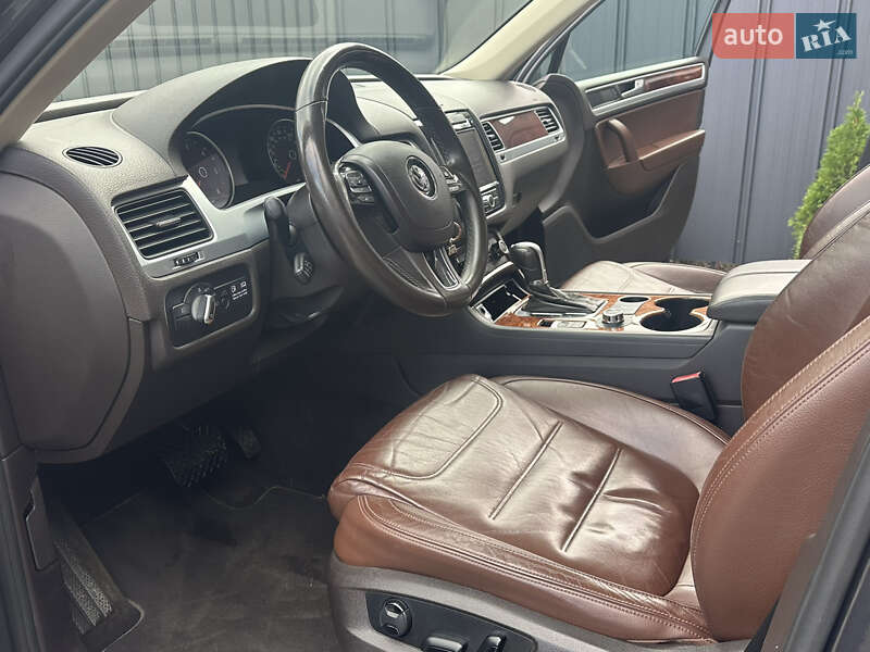 Внедорожник / Кроссовер Volkswagen Touareg 2011 в Ровно