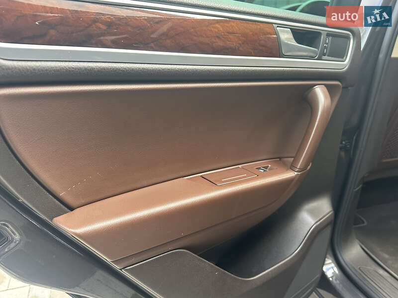 Внедорожник / Кроссовер Volkswagen Touareg 2011 в Ровно