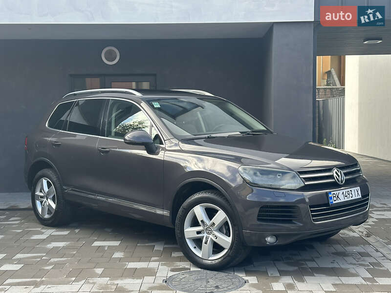 Внедорожник / Кроссовер Volkswagen Touareg 2011 в Ровно