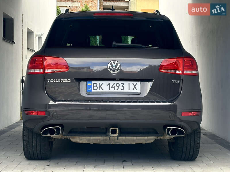 Внедорожник / Кроссовер Volkswagen Touareg 2011 в Ровно