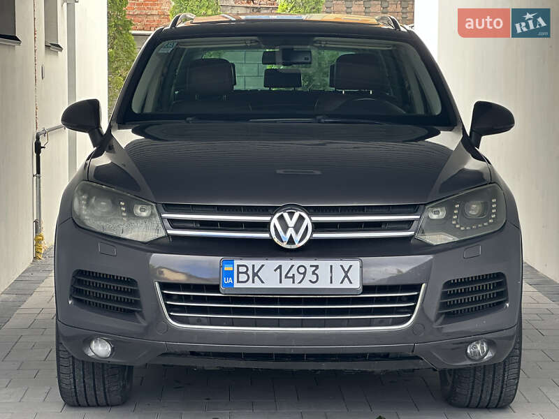 Внедорожник / Кроссовер Volkswagen Touareg 2011 в Ровно