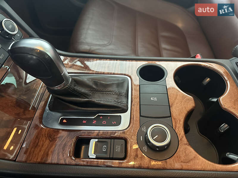 Внедорожник / Кроссовер Volkswagen Touareg 2011 в Ровно