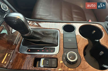 Позашляховик / Кросовер Volkswagen Touareg 2011 в 