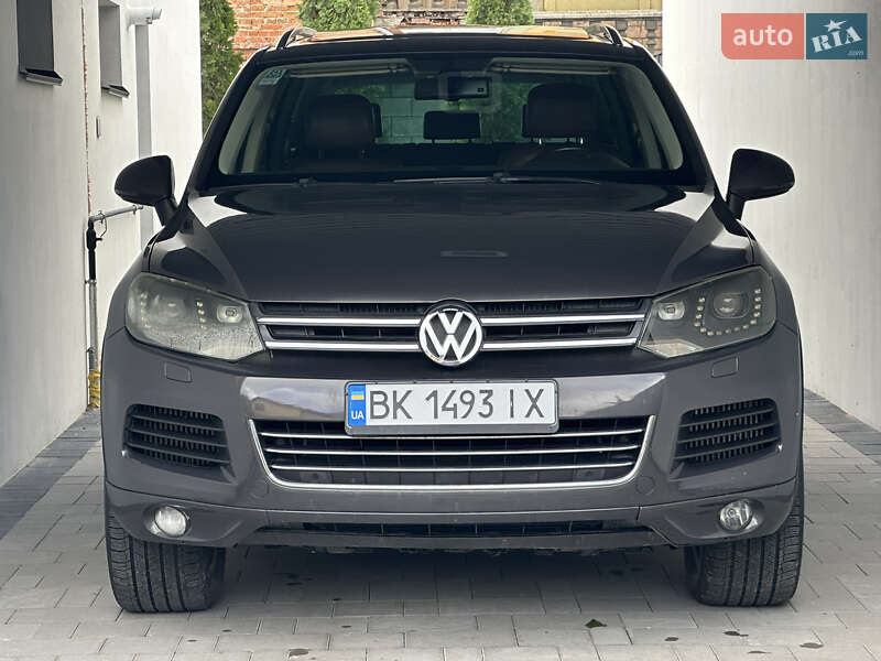 Внедорожник / Кроссовер Volkswagen Touareg 2011 в Ровно