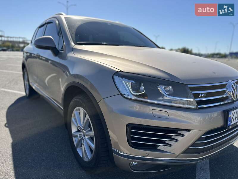 Позашляховик / Кросовер Volkswagen Touareg 2015 в Києві