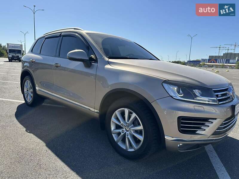 Позашляховик / Кросовер Volkswagen Touareg 2015 в Києві