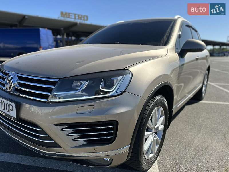 Позашляховик / Кросовер Volkswagen Touareg 2015 в Києві