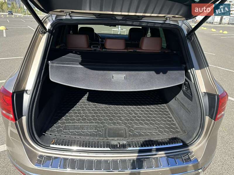 Позашляховик / Кросовер Volkswagen Touareg 2015 в Києві