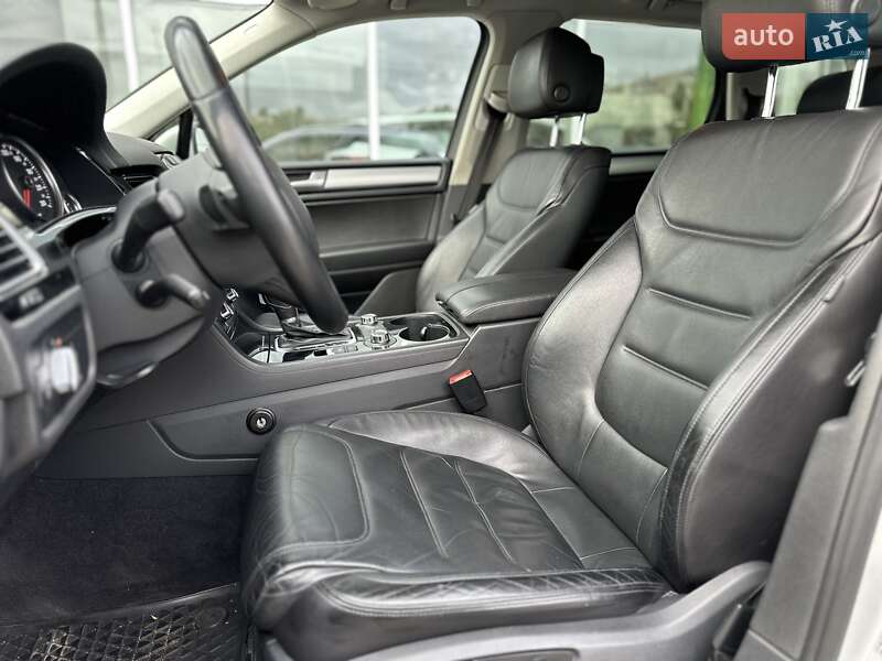 Позашляховик / Кросовер Volkswagen Touareg 2010 в Києві