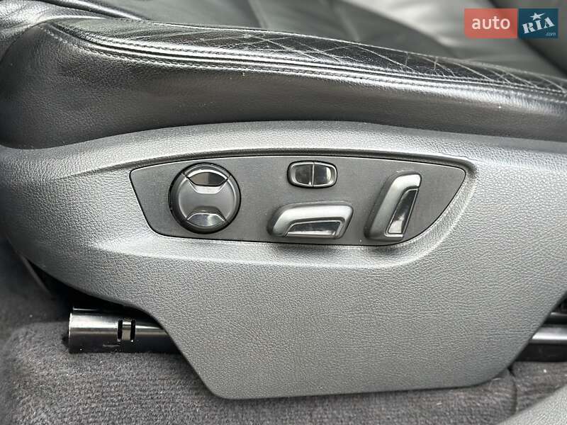 Позашляховик / Кросовер Volkswagen Touareg 2010 в Києві