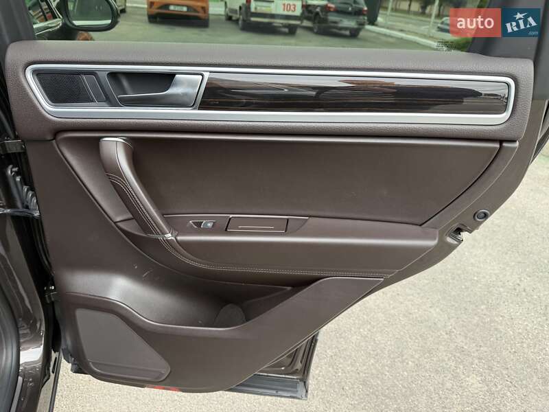 Позашляховик / Кросовер Volkswagen Touareg 2017 в Одесі