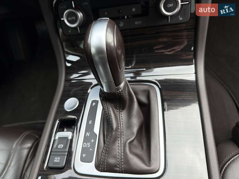 Позашляховик / Кросовер Volkswagen Touareg 2017 в Одесі