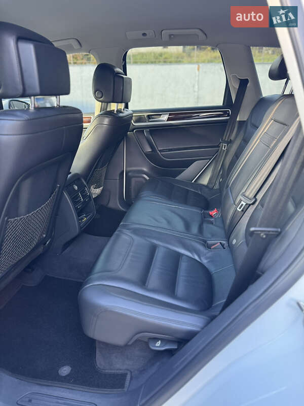 Внедорожник / Кроссовер Volkswagen Touareg 2014 в Киеве