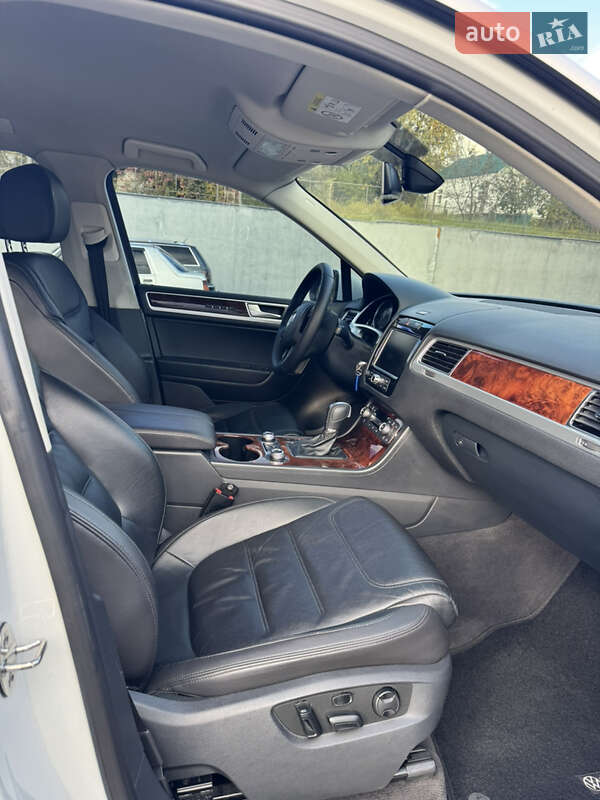 Внедорожник / Кроссовер Volkswagen Touareg 2014 в Киеве