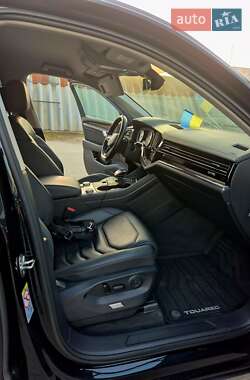 Внедорожник / Кроссовер Volkswagen Touareg 2021 в 