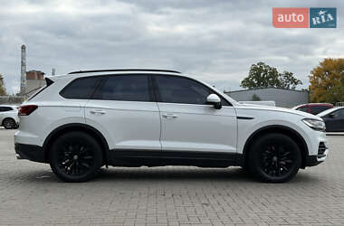 Внедорожник / Кроссовер Volkswagen Touareg 2018 в 