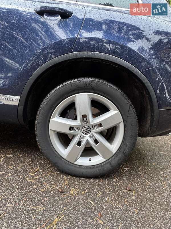 Внедорожник / Кроссовер Volkswagen Touareg 2013 в Полтаве