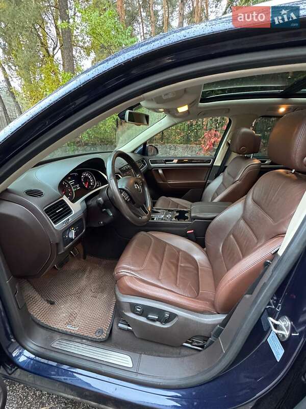 Внедорожник / Кроссовер Volkswagen Touareg 2013 в Полтаве
