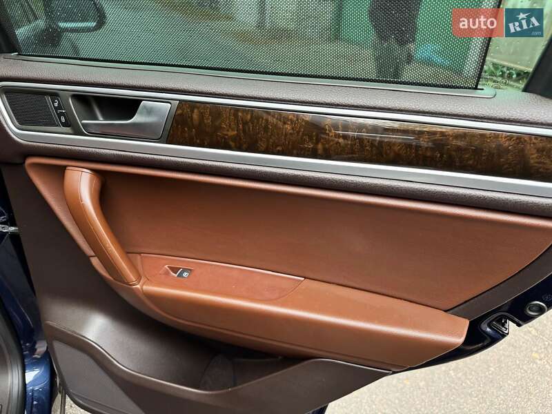 Внедорожник / Кроссовер Volkswagen Touareg 2013 в Полтаве