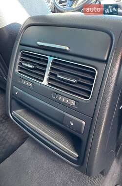 Внедорожник / Кроссовер Volkswagen Touareg 2011 в 