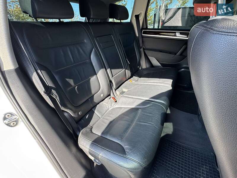 Внедорожник / Кроссовер Volkswagen Touareg 2012 в Киеве