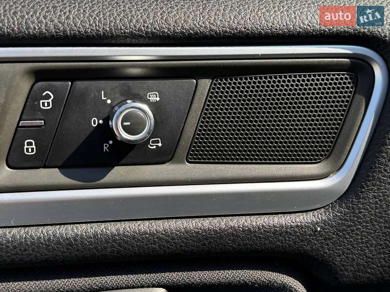 Внедорожник / Кроссовер Volkswagen Touareg 2012 в Киеве