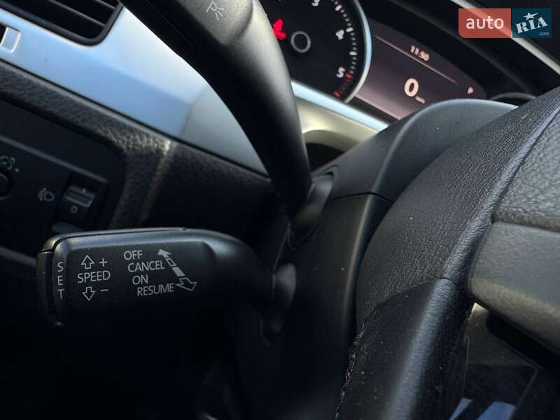 Внедорожник / Кроссовер Volkswagen Touareg 2012 в Киеве