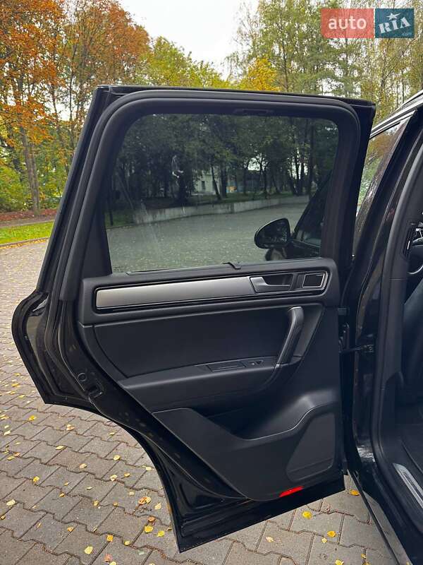 Внедорожник / Кроссовер Volkswagen Touareg 2016 в Тернополе