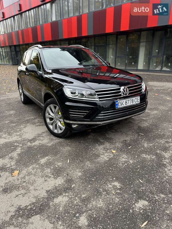 Внедорожник / Кроссовер Volkswagen Touareg 2015 в Ровно