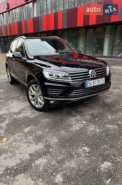 Внедорожник / Кроссовер Volkswagen Touareg 2015 в 