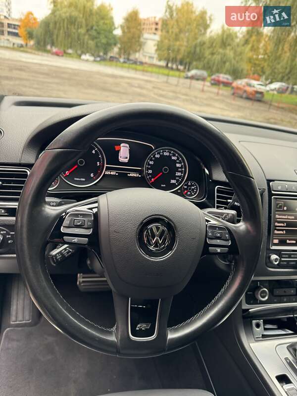 Внедорожник / Кроссовер Volkswagen Touareg 2015 в Ровно