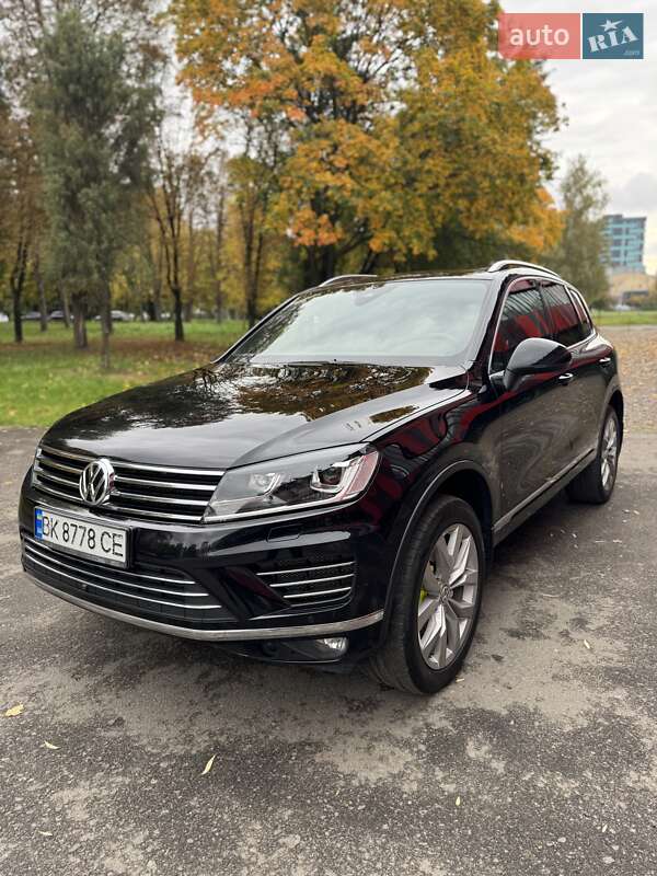 Внедорожник / Кроссовер Volkswagen Touareg 2015 в Ровно