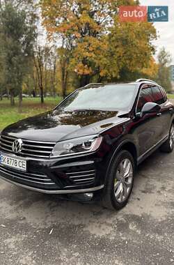 Внедорожник / Кроссовер Volkswagen Touareg 2015 в 