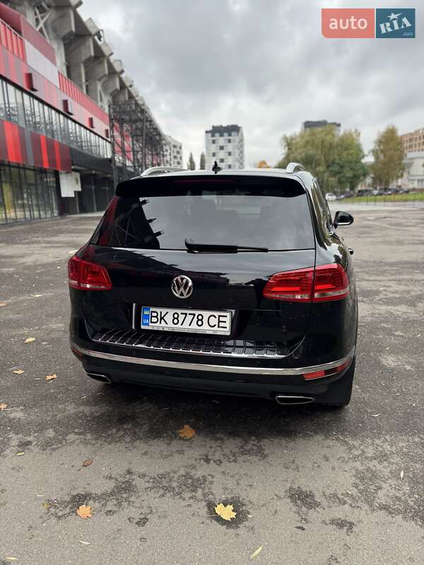 Внедорожник / Кроссовер Volkswagen Touareg 2015 в Ровно