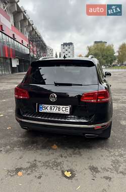 Внедорожник / Кроссовер Volkswagen Touareg 2015 в 